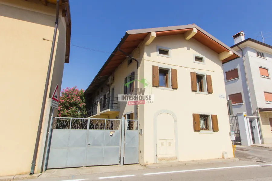 Casette di paese con ampie pertinenze e corte privata · foto 1
