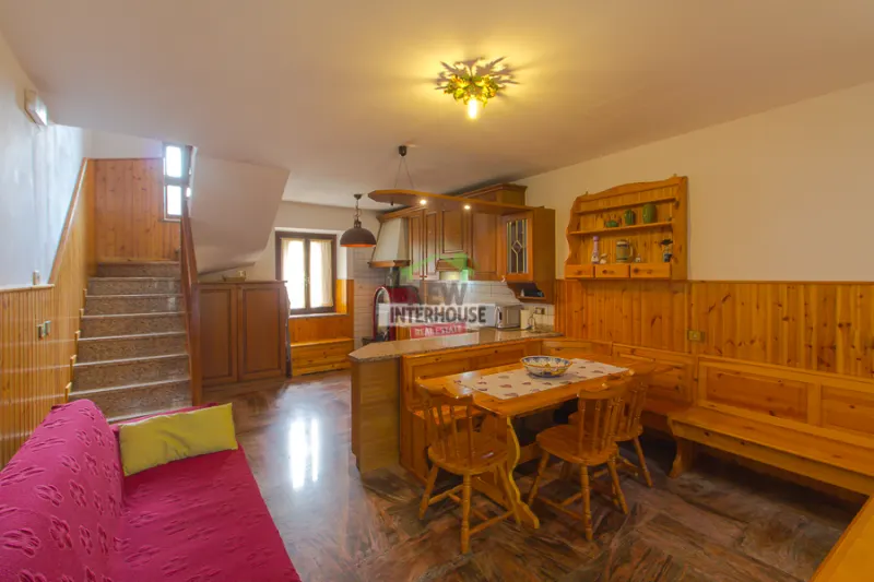 Tipica casa di paese a pochi passi dal lago a Barcis