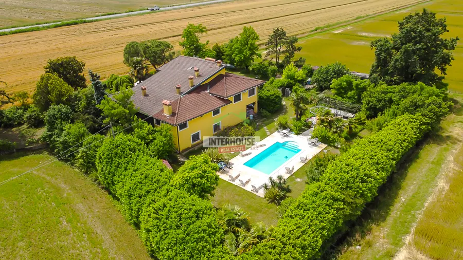 Rinomata villa con rifiniture di pregio e piscina · foto 1