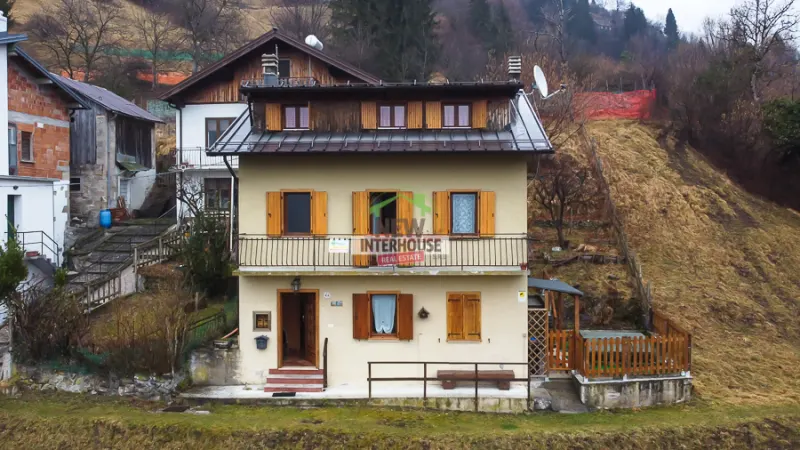 Casetta indipendente su tre livelli con vista panoramica a Paularo
