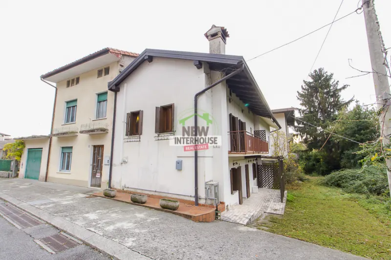Casette in linea con giardino e garage a Cavasso Nuovo