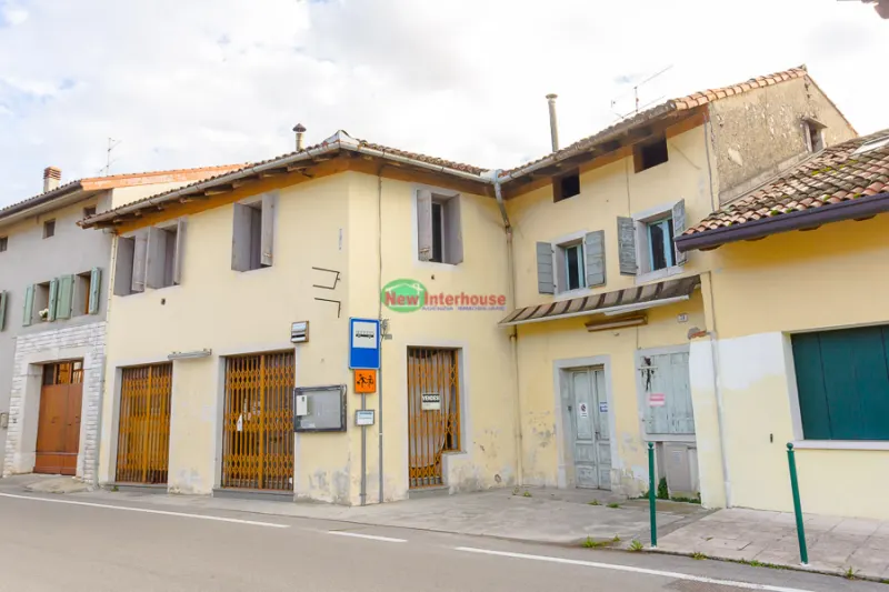 Rustici con ampio giardino edificabile a Aviano