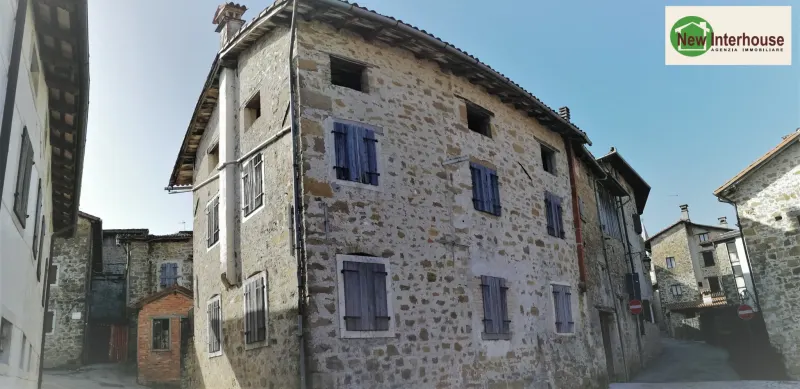 Casa accostata di testa a Frisanco