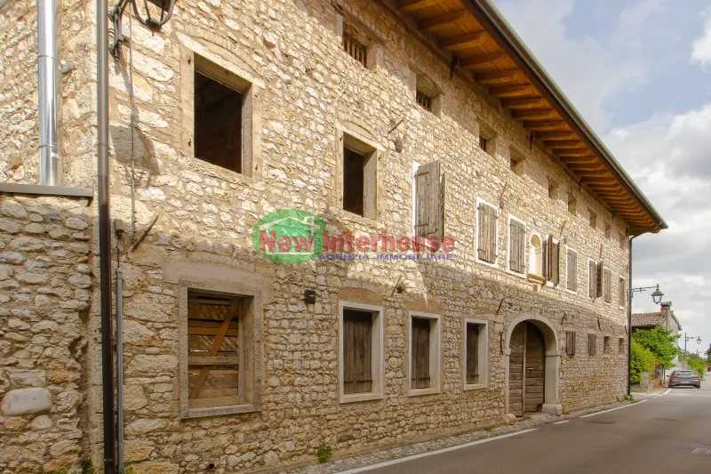Casa in linea da rifinire a Montereale Valcellina