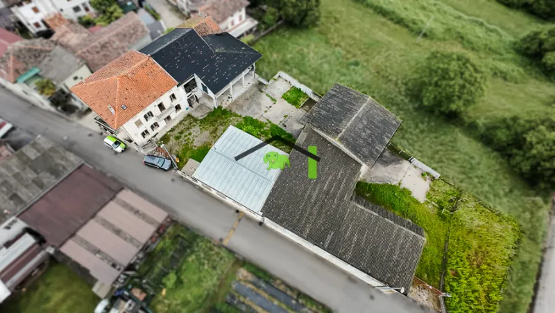 Casa indipendente con giardino, stalla, deposito e tettoia ad Arba a Arba