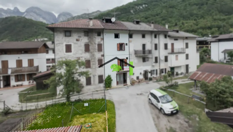 Casa in linea accessoriata da giardino, garage e baita a Claut