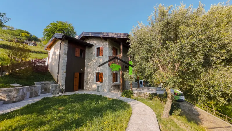 Villa in sasso ristrutturata con fotovoltaico e terreno a Clauzetto a Clauzetto