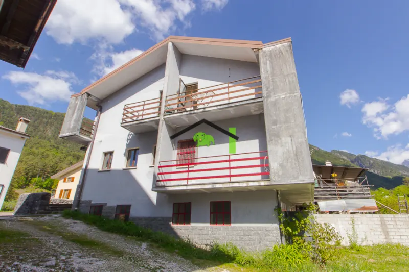 Casa bifamiliare di 195 mq con locale commerciale a Resia, Prato a Resia