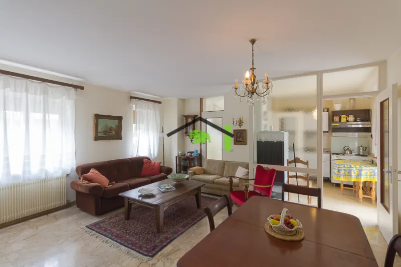 Casa in linea all'interno di una piccola corte comune a Maniago