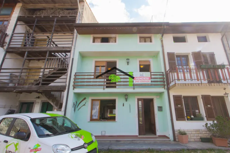 Casa in linea ristrutturata con posto auto coperto a Bosplans a Andreis