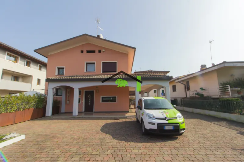 VILLA INDIPENDENTE IN CENTRO A MANIAGO a Maniago