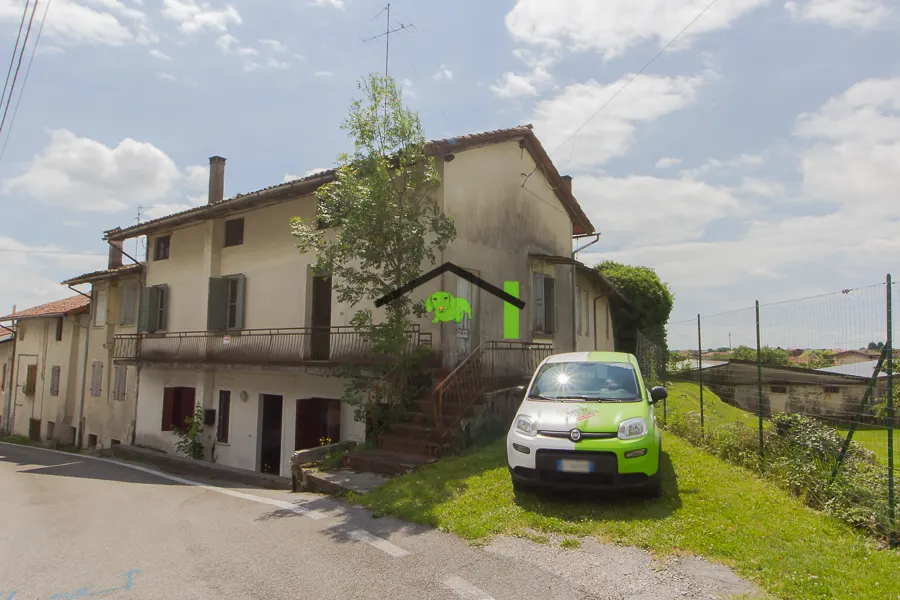 Casa in linea da ristrutturare a Maniago, zona residenziale · foto 1