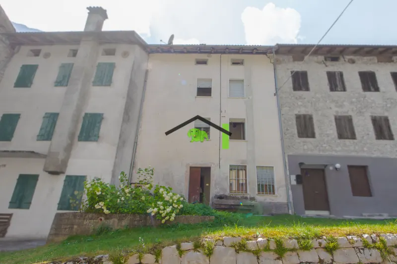 Casa in linea accessoriata da stalla in sasso a Contron, Claut a Claut