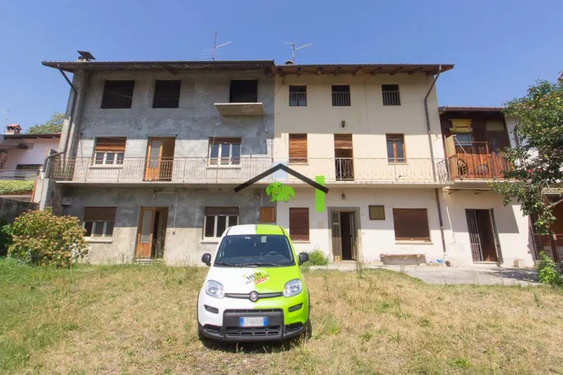 Complesso di due abitazioni con garage, deposito e terreno a Buja a Maniago