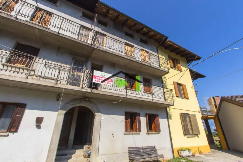 Casa in linea da completare con terreno e posti auto a Verzegnis a Verzegnis