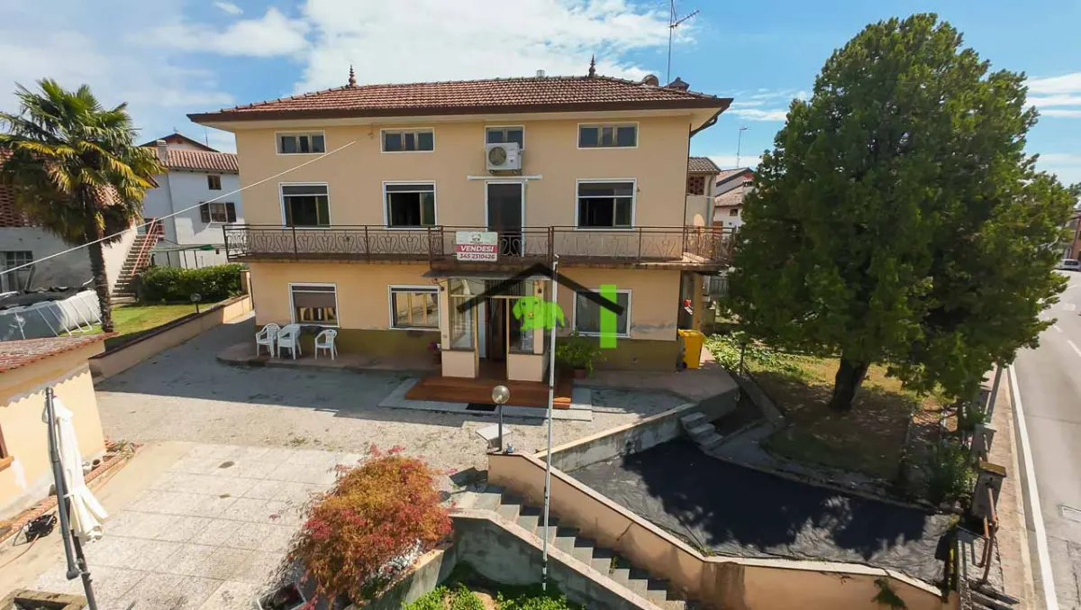 Casa indipendente con ampio giardino, stalla e tre camere a Valeriano · foto 1