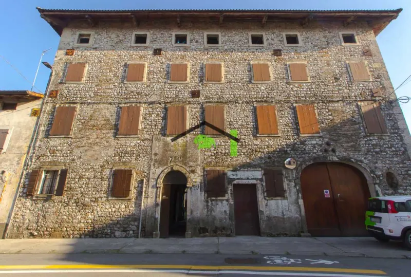 Casa in sasso del 1809 con terreno in centro storico a San Giorgio Richinvelda a San Giorgio Della Richinvelda