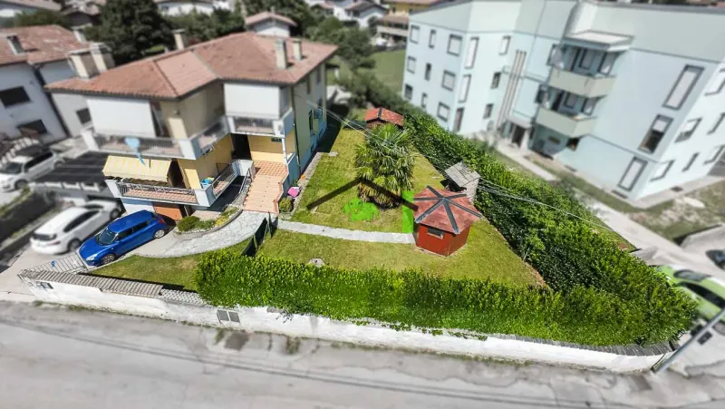 Appartamento in bifamiliare con giardino e garage a Maniago a Maniago