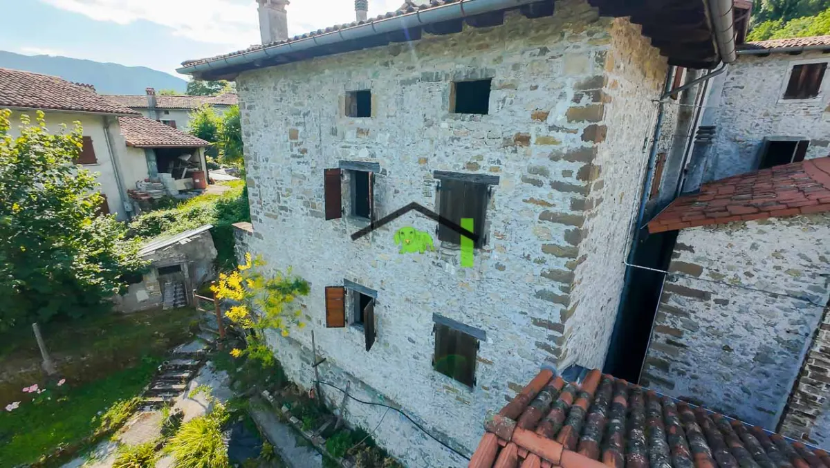 Casa in linea al grezzo con stalla e prato a Casasola, Frisanco · foto 1