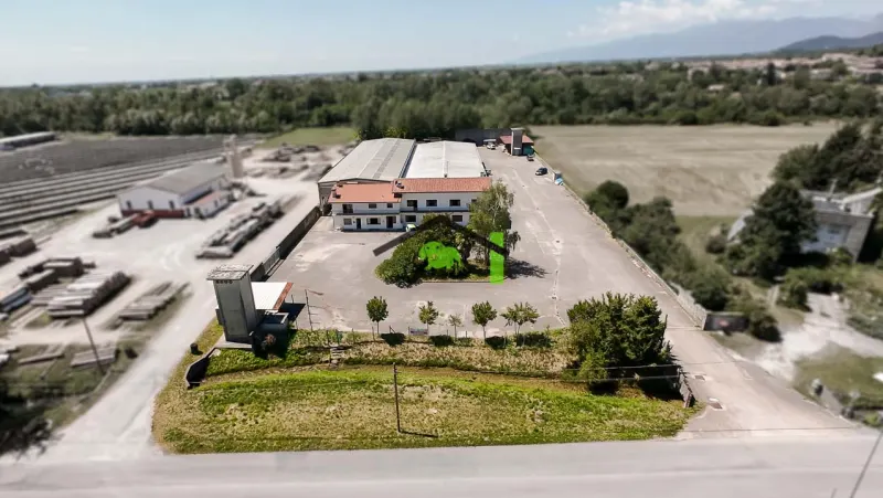 Capannone di 2.000 mq con uffici e appartamento a Pinzano al Tagliamento a Pinzano Al Tagliamento