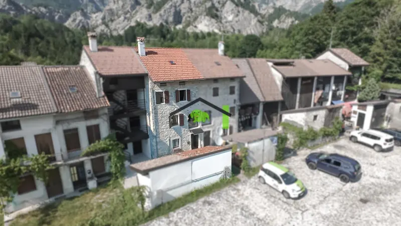 Casa ristrutturata in sasso con giardino ad Andreis a Andreis