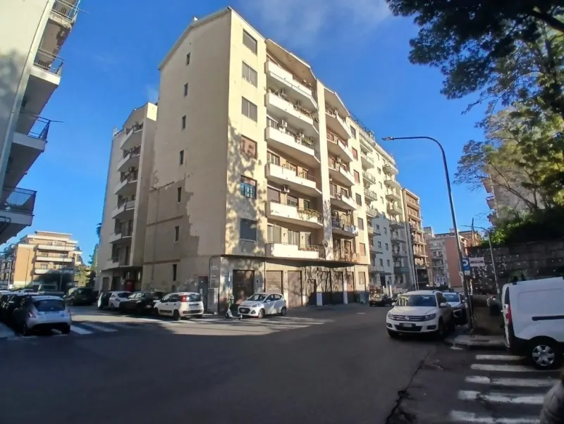 Catania via Fimia ampio appartamento 5 vani con garage a Catania