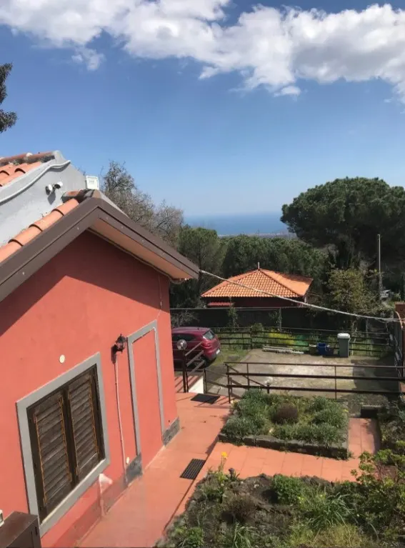 Villa singola con giardino a Zafferana Etnea