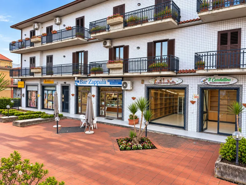Negozio / Bottega in Ottimo Stato con 2 Vetrine su Strada – Pedara Centro a Pedara