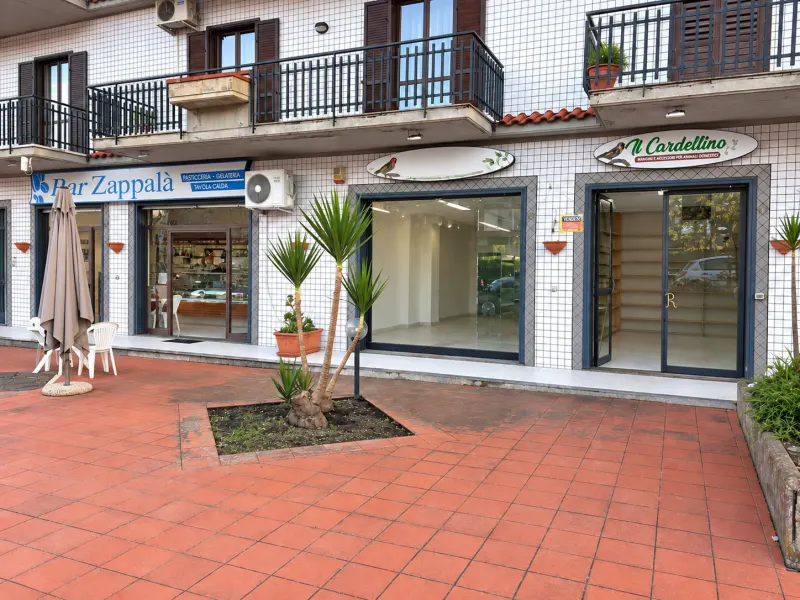 Negozio / Bottega in Ottimo Stato con 2 Vetrine su Strada – Pedara Centro · foto 2