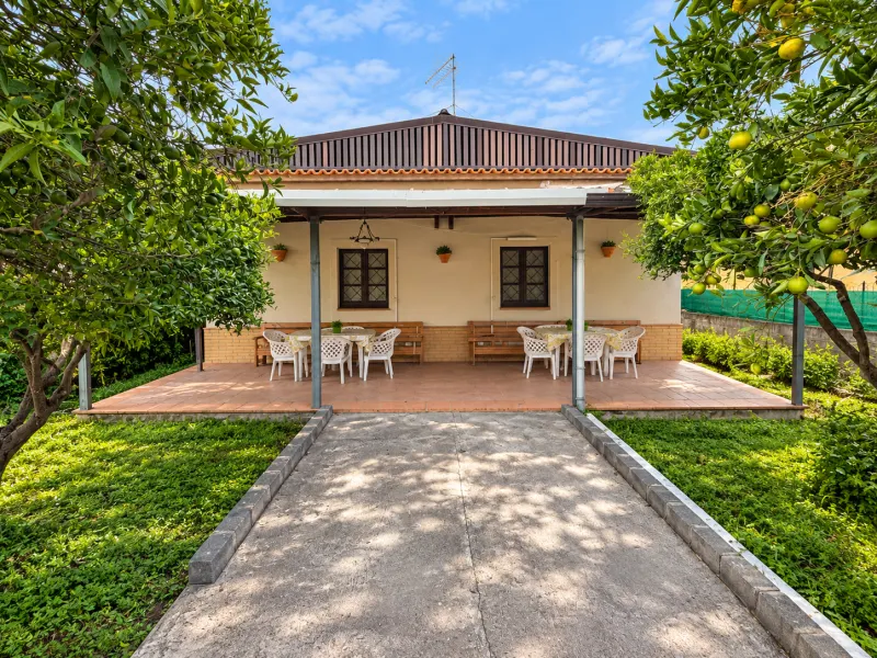 VILLA SINGOLA CON DUE APPARTAMENTI INDIPENDENTI E AMPIO GIARDINO – VACCARIZZO, CATANIA a Catania