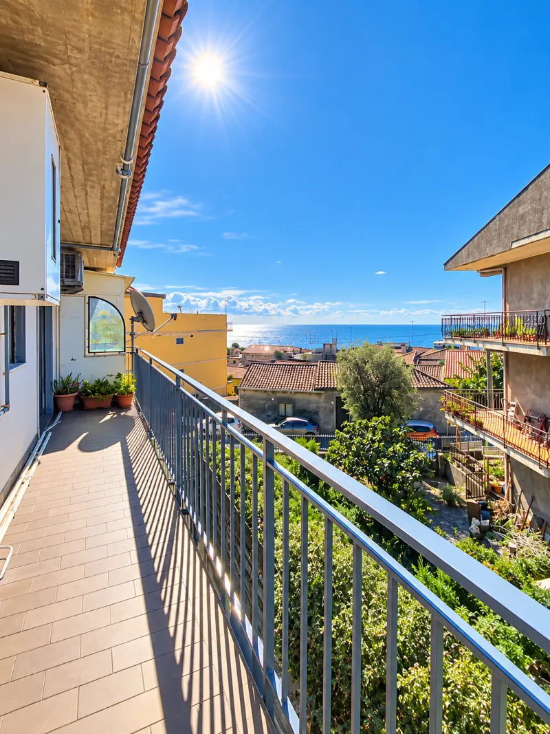 APPARTAMENTO RISTRUTTURATO CON VISTA PANORAMICA a Aci Castello