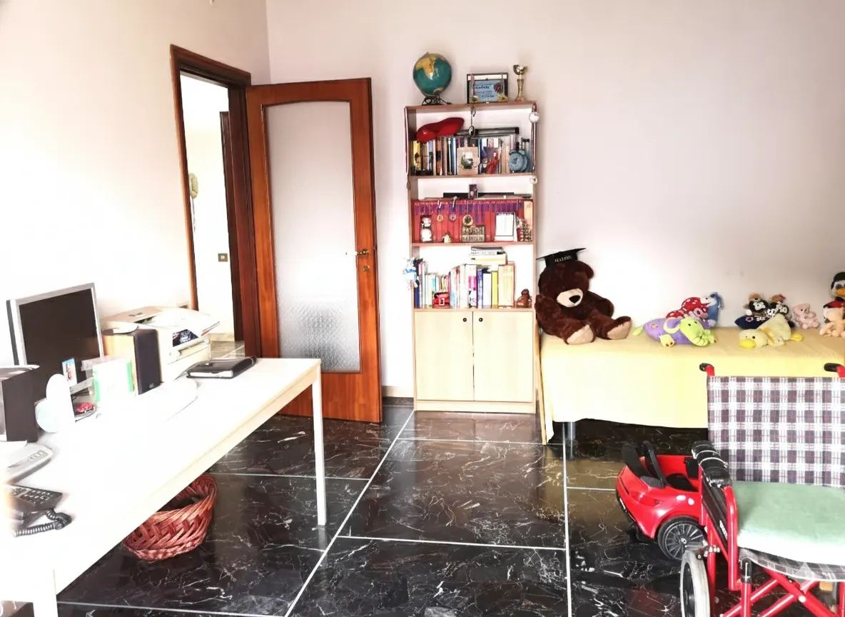 Appartamento via M.R. Imbriani tre vani e box · foto 6